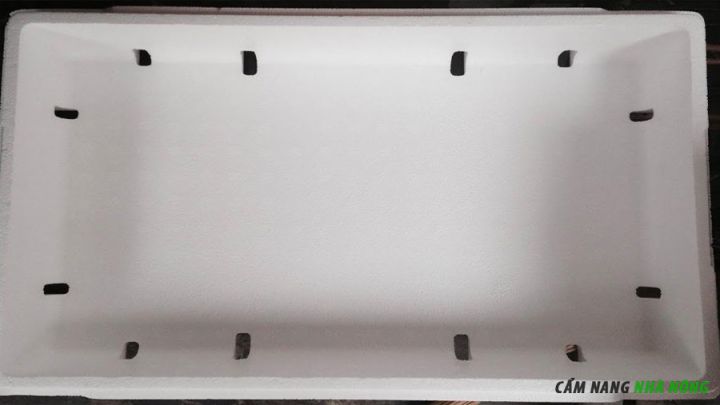 Đục nhiều lỗ thoát nước ở phần đáy thùng xốp